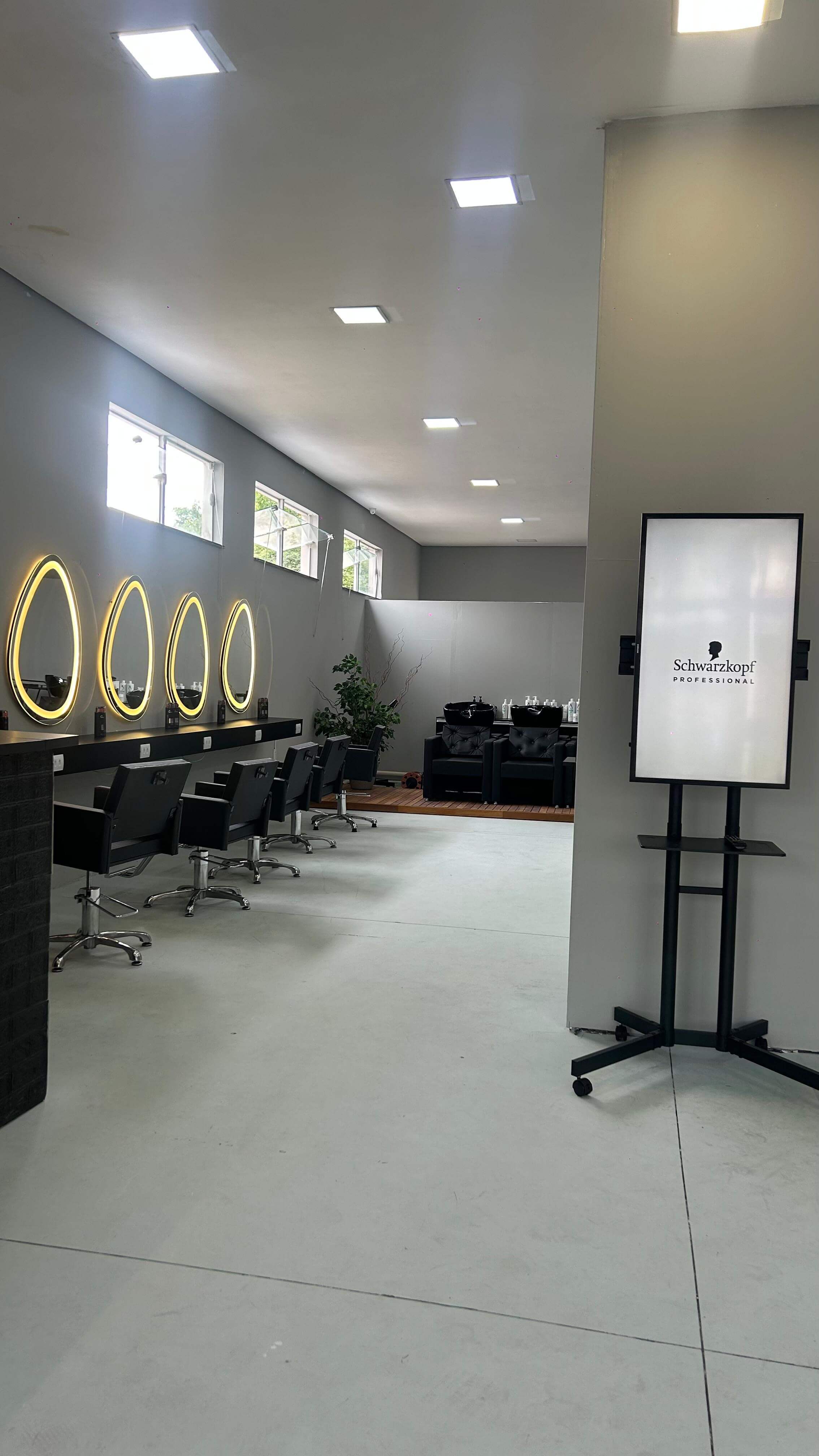 Interior do salão NP Hair Express com cadeiras modernas